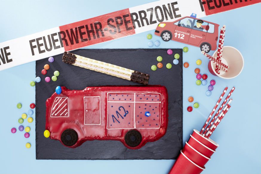 Ein feuerroter Geburtstagskuchen für mutige Feuerwehrmänner.  • Foto & Styling: Thordis Rüggeberg, Foodproduktion: Sarah-Christine Brandt