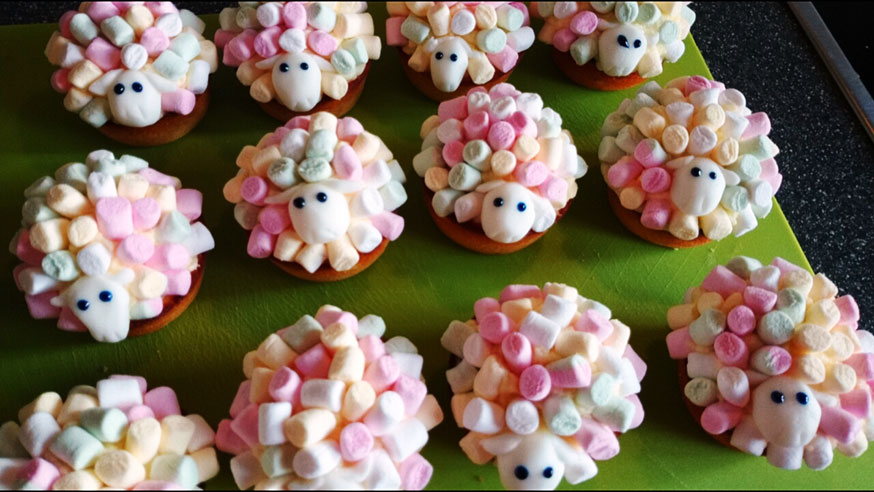 Schaf Cupcakes passen super zur Drachenzähmen leicht gemacht Party, gehören Schafe doch zu jedem guten Drachenrennen dazu!