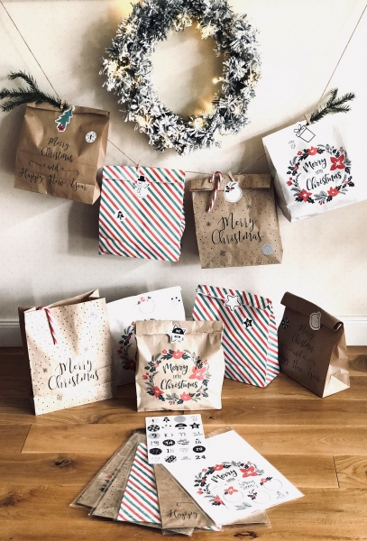Adventskalender mit 24 XL Weihnachtstüten und Stickerbogen