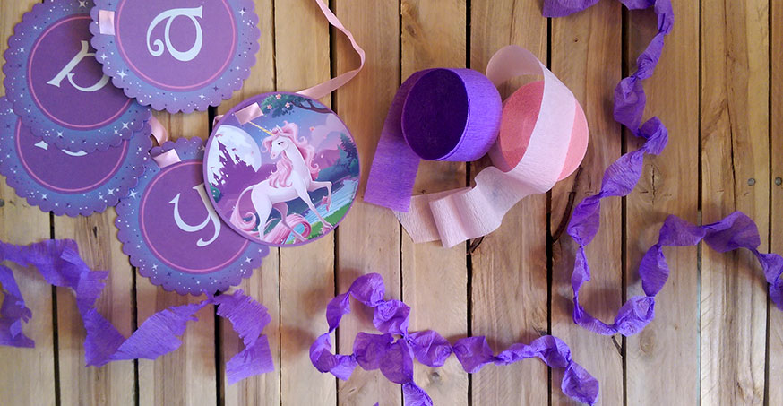Aus einfachem Kreppbändern lassen sich schöne Girlande basteln. Perfekt für die Einhorn Party!