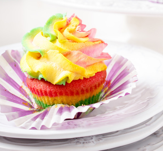 Muffins in Regenbogenfarben sind schnell gemacht und schnell verputzt. • Foto: indukas / Fotolia.com