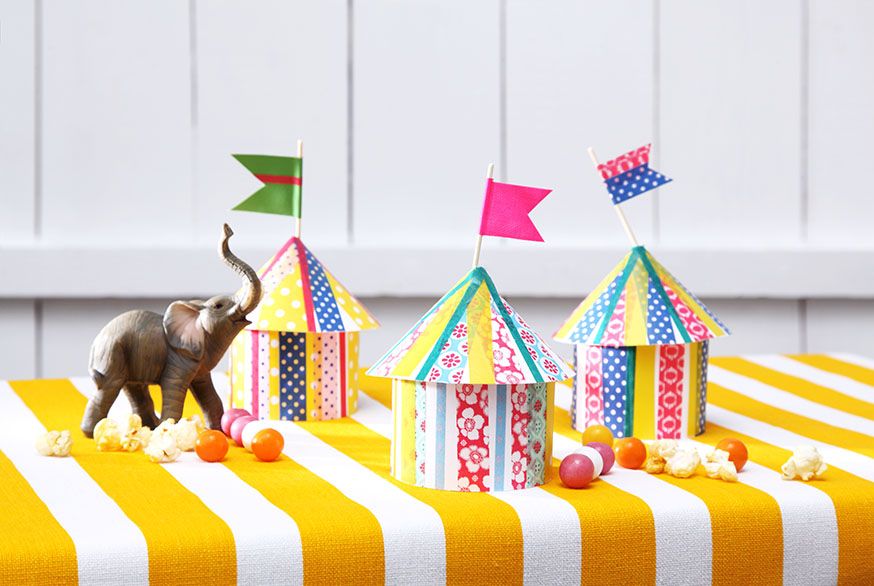 In den gebastelten Zirkuszelten können Sie Süßigkeiten für die Geburtstagsgäste verstecken. • Umsetzung und Foto: Thordis Rüggeberg