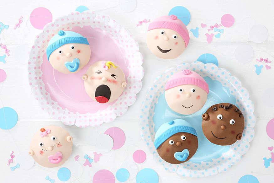 Die Baby Cupcakes mit unterschiedlichen Gesichtern sind eine lustige Idee für die Babyshower der besten Freundin. • Foto & Styling: Thordis Rüggeberg, Foodproduktion: Eileen Greuel