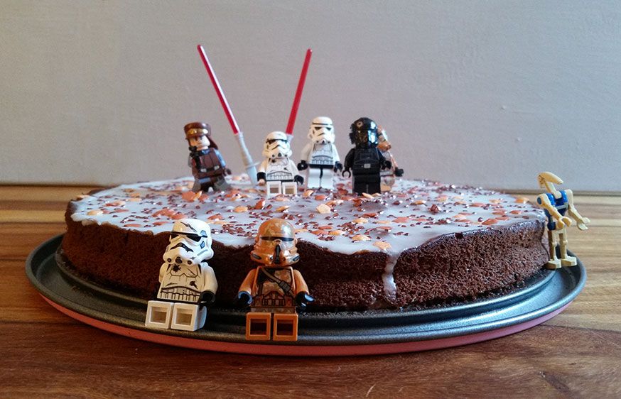 Mit ein paar LEGO Figuren wird aus einem ganz normalen Kuchen ein galaktischer Star Wars Geburtstagskuchen.