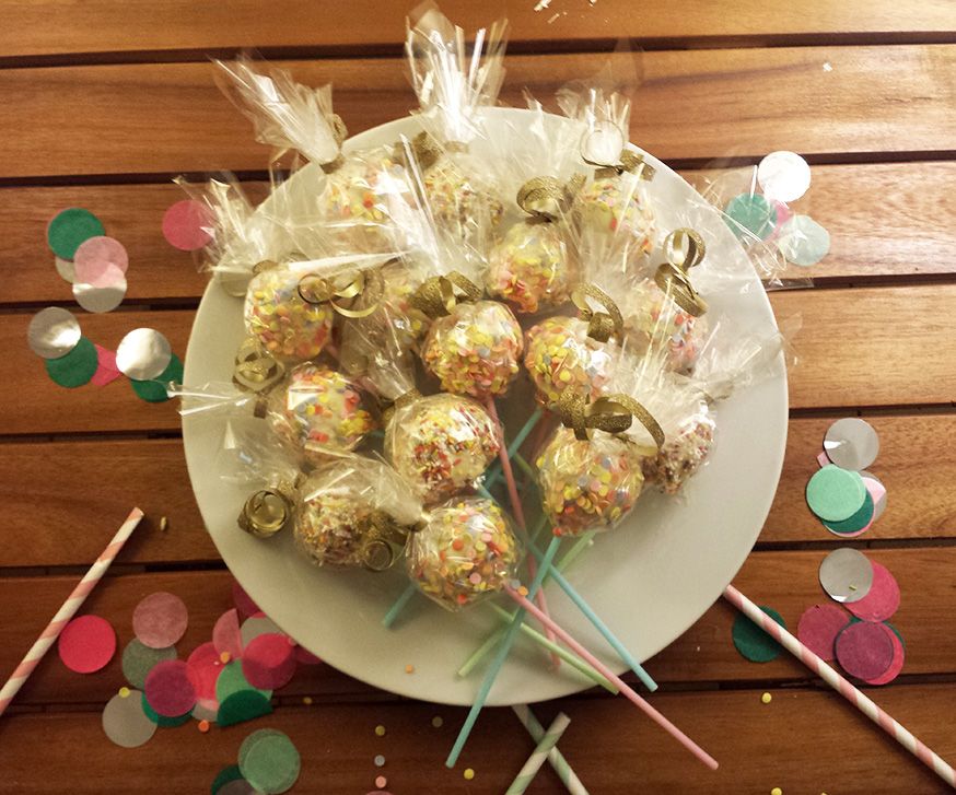 Cake Pops sind auch ein süßes Mitgebsel für die Geburtstagsgäste.