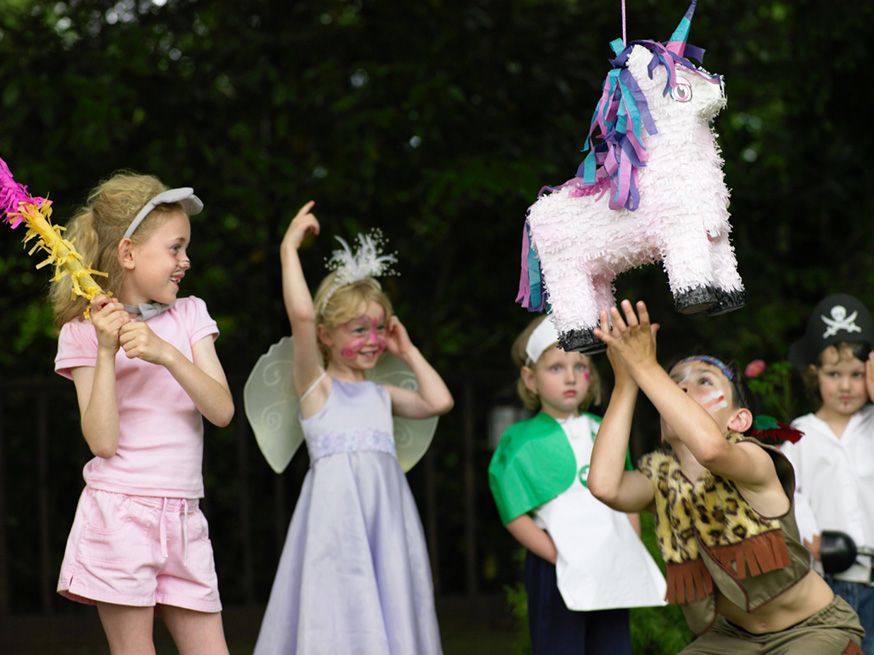Wer erhascht das magische EInhorn zuerst? Spaß mit der Einhorn Pinata auf dem Kindergeburtstag. • Foto: Bildnachweis: Image Source / gettyimages.de