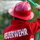 Spielidee_Dosenwerfen_einmal_anders_beim_Feuerwehrgeburtstag