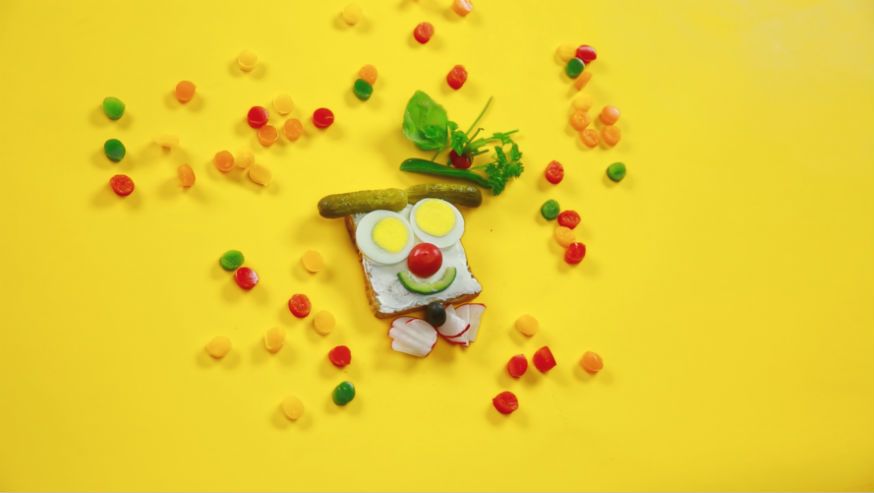 Dieser Clown treibt auf dem Abendbrottisch allerlei Späßchen. • Foto: U. Miers, Foodproduktion: Dagmar von Cramm