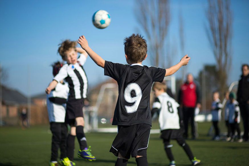 Kleine gegen große Kicker: Welche Mannschaft gewinnt? • Foto: bigandt / Fotolia.com