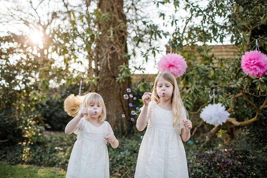 Keine Hochzeit ohne Seifenblasen! • Foto: Corinna Keiser