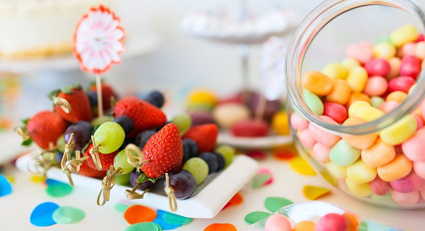 Keine Lust auf Backen? Obst und Bonbons machen sich auch gut auf dem Desserttisch. • Foto: BlueOrange Studio / Fotolia.com