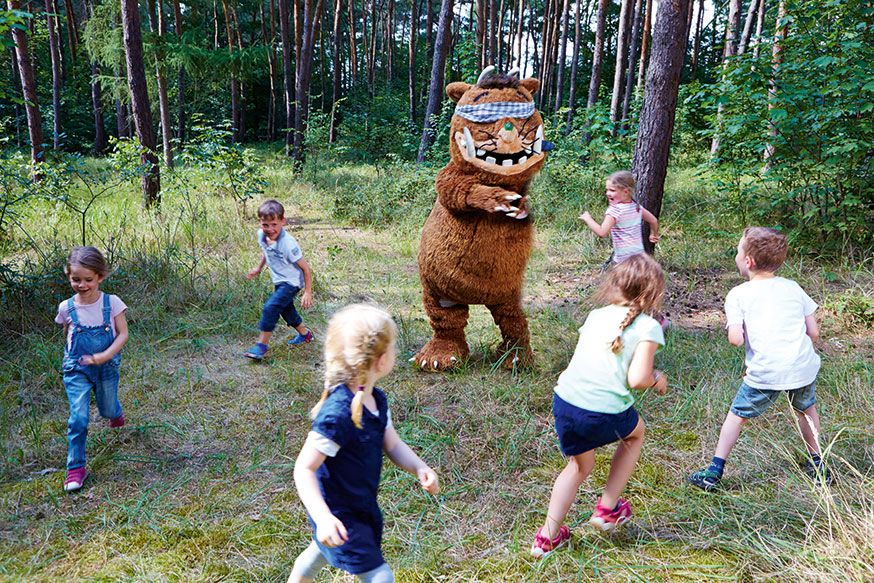 Wenn das Wetter schön ist, gehört ein Ausflug in den Wald zum Grüffelo-Geburtstag dazu! • Fotos: © Tobias C. Plath