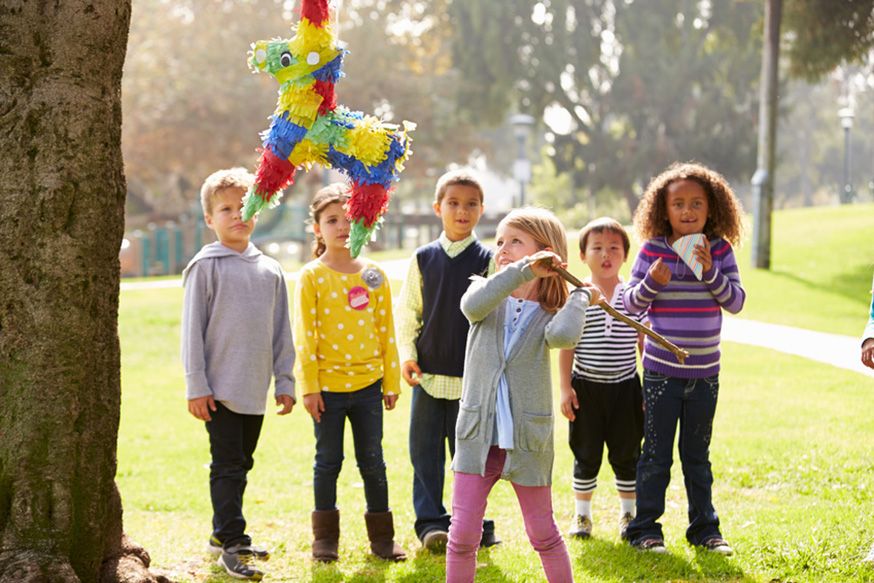 Die bunten Pinatas sind ein Highlight auf dem Kindergeburtstag.• Foto: Monkey Business  / Fotolia.com