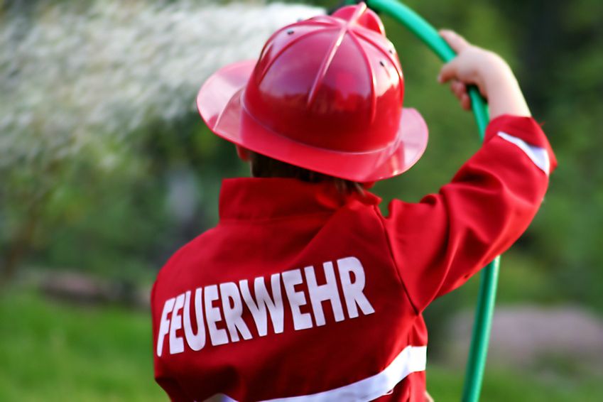 An alle Feuerwehrmänner: das Feuer muss gelöscht werden! • Foto: Benjamin Haas / Fotolia.com