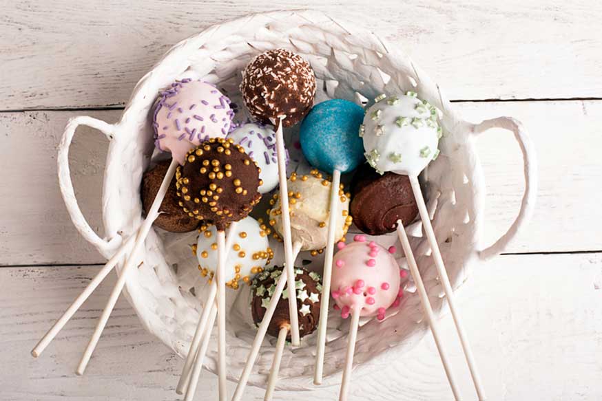 Aus einem misslungenen Kuchenteig lassen sich ganz wunderbar köstliche Cake Pops zaubern. • Foto: zakiroff / Fotolia.com