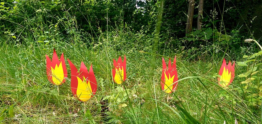 Ein kleines Feuer im Garten? Mit dieser Bastelanleitung gar kein Problem.