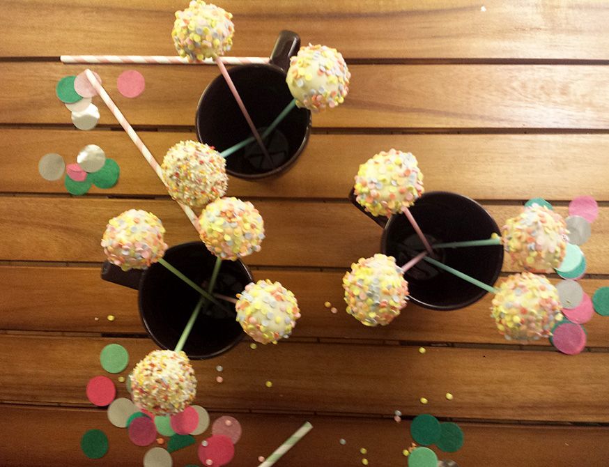 Die Cake Pops lassen sich gut in hohen Tassen aufbewahren.