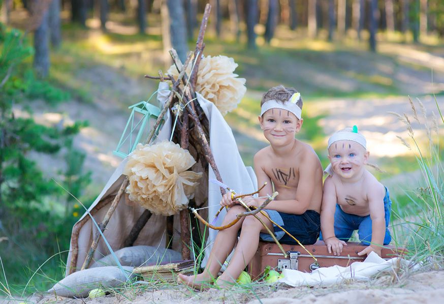 Anschleichen, Spuren lesen und Bogenschießen gehören zum indianergeburtstag dazu!. • Foto: nataljagolubova / Fotolia.com