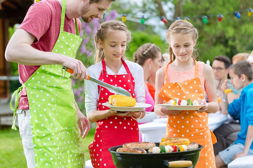 Hier finden Sie Tipps für eine Grillparty mit Kindern. • Foto: kzenon / Fotolia.de