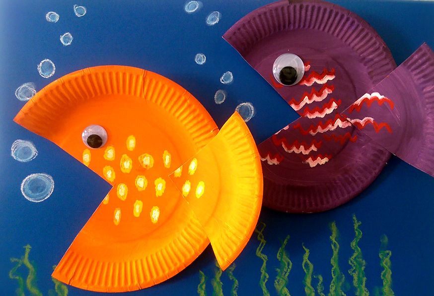 Aus Papptellern lassen sich kunterbunte Fische basteln. 