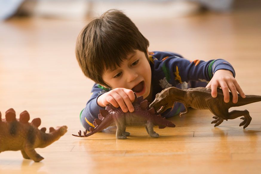 Bei den vier Spielideen ist bestimmt für alle Dinofans etwas dabei. • Foto: KidStock / gettyimages.de