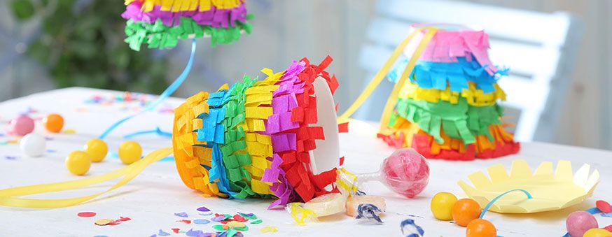 Pinatas in Regenbogenfarben sind ein cooler Hingucker auf dem Geburtstag. • Umsetzung & Foto: Thordis Rüggeberg