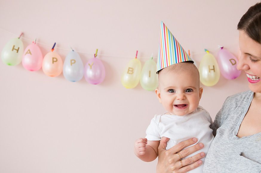 Zum 1. Geburtstag darf gefeiert werden! Hier gibt es ein paar Ideen für diesen schönen Tag. • Foto: JGI/Jamie Grill / gettyimages.de