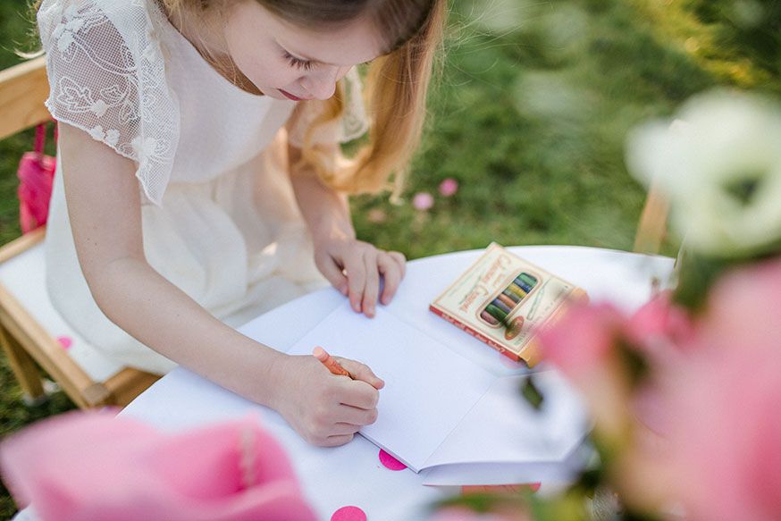 Wer malt die schönste Hochzeitstorte? Stifte und Ausmalbilder dürfen auf dem Kindertisch nicht fehlen.• Foto: Corinna Keiser